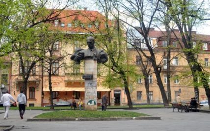 У Львові демонтують скандальний пам'ятник радянському поету