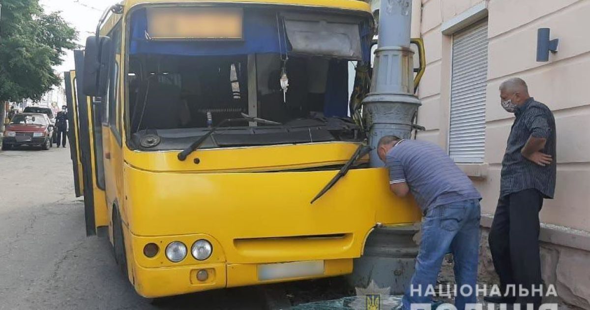 В Черновцах маршрутка врезалась в столб: четверо пассажиров травмированы