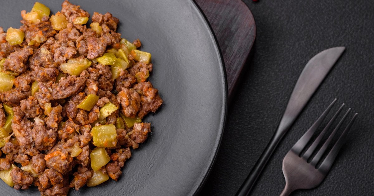 Кабачки с фаршем томатной пастой и овощами