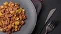 Кабачки з фаршем томатною пастою та овочами