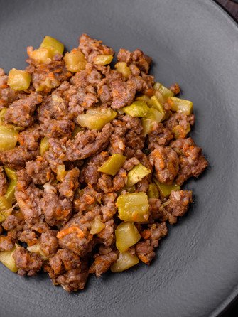 Кабачки з фаршем томатною пастою та овочами