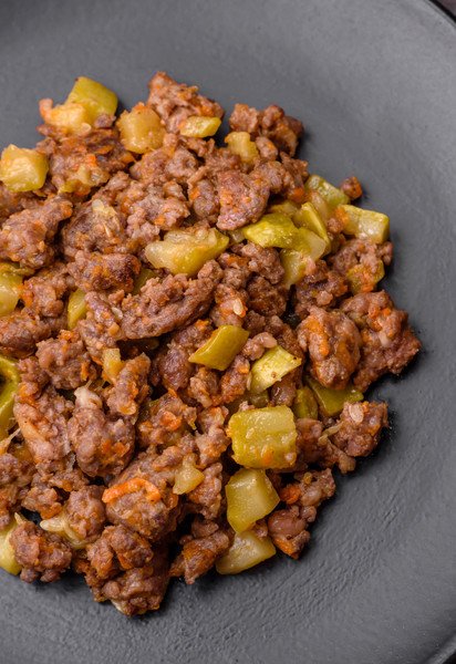 Кабачки з фаршем томатною пастою та овочами