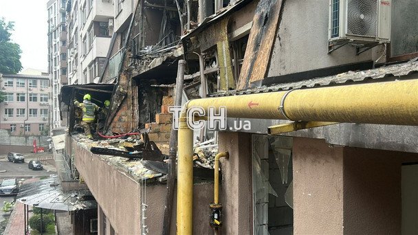 Фото з місця влучання уламків дрона у Шевченківському районі Києва / © ТСН