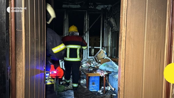 В Печерском районе обломки БпЛА попали в многоэтажный жилой дом. / © Суспільне