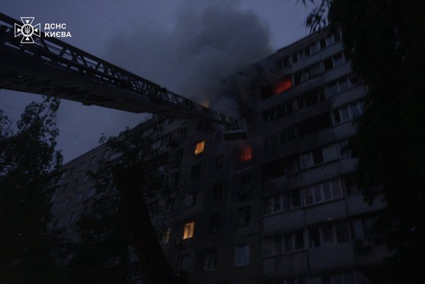 Последствия ночного обстрела Киева: обнародованы кадры первых минут после атаки