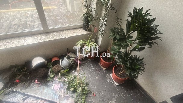 Фото з місця влучання уламків дрона у Шевченківському районі Києва / © ТСН