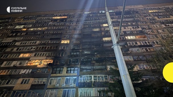 В Печерском районе обломки БпЛА попали в многоэтажный жилой дом. / © Суспільне