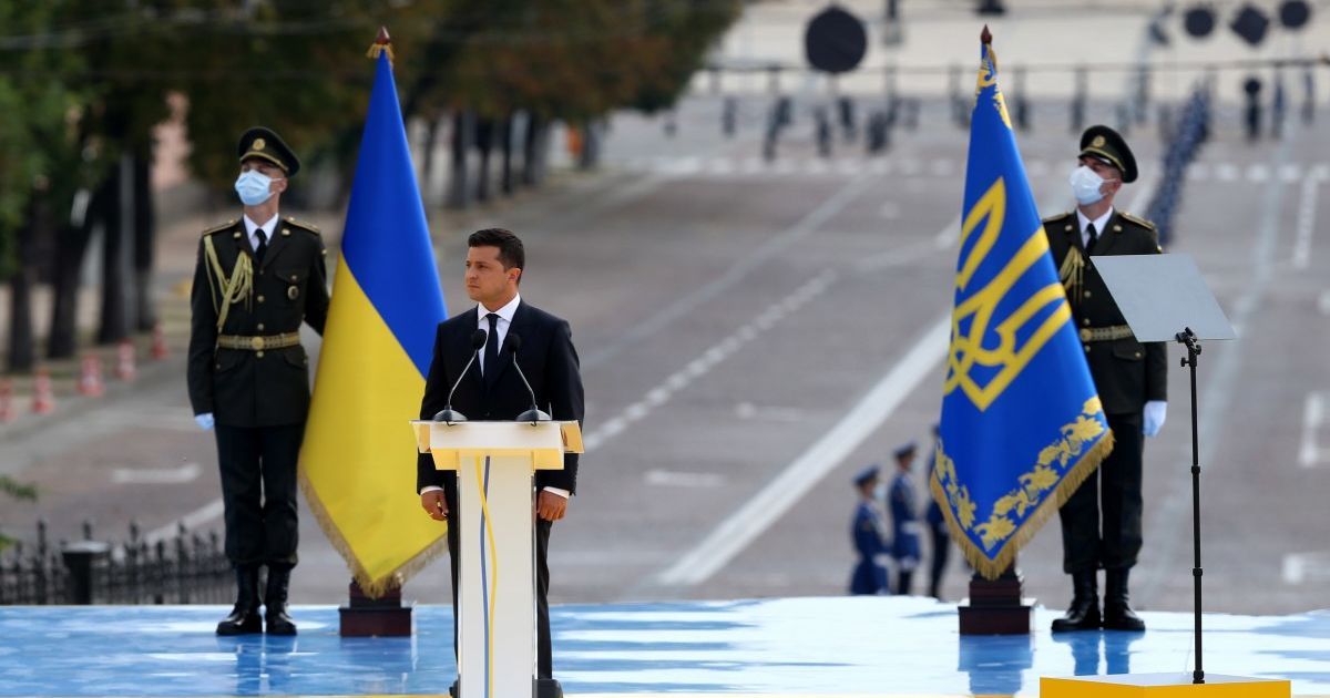 "Не плутайтесь під ногами України": Зеленський звернувся до "попередників"