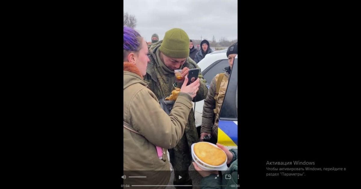 Оккупант сдался в плен под Новым Бугом и расплакался: парня накормили и успокоили (видео)