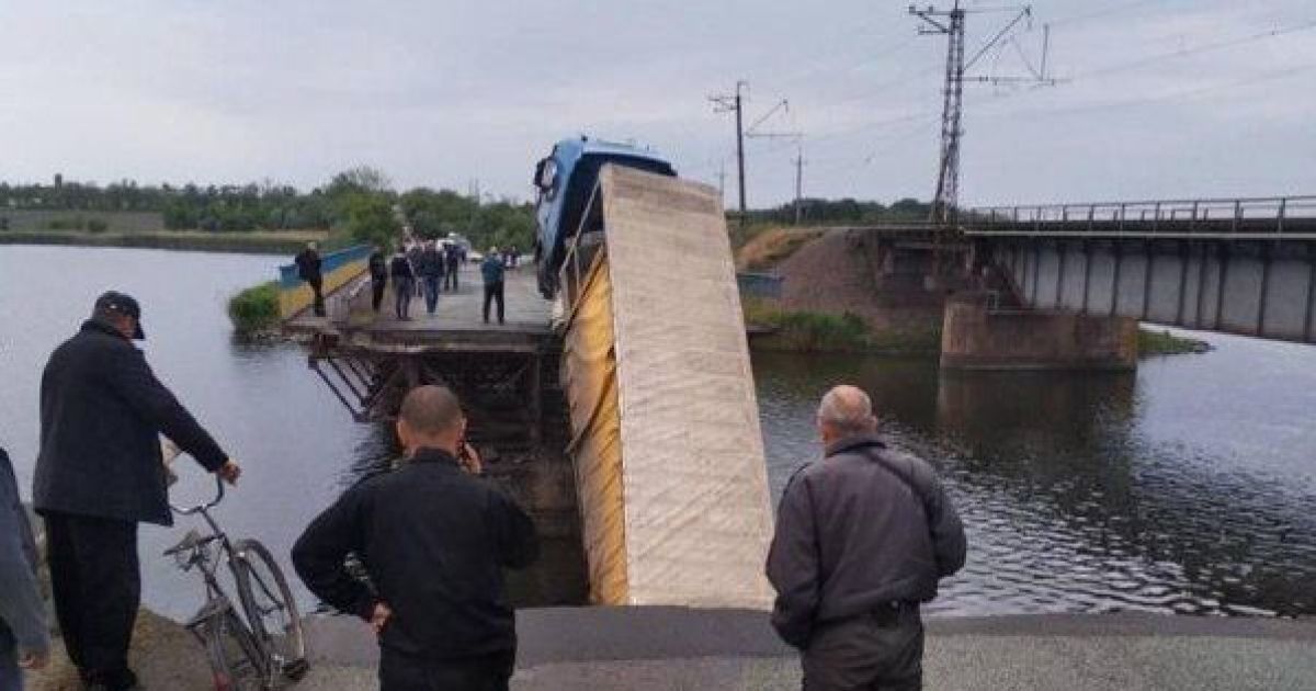 Укравтодор обнародовал видео момента обрушения моста с грузовиком возле Никополя