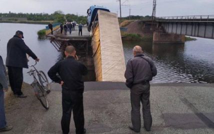 Укравтодор оприлюднив відео моменту обвалу мосту з вантажівкою біля Нікополя