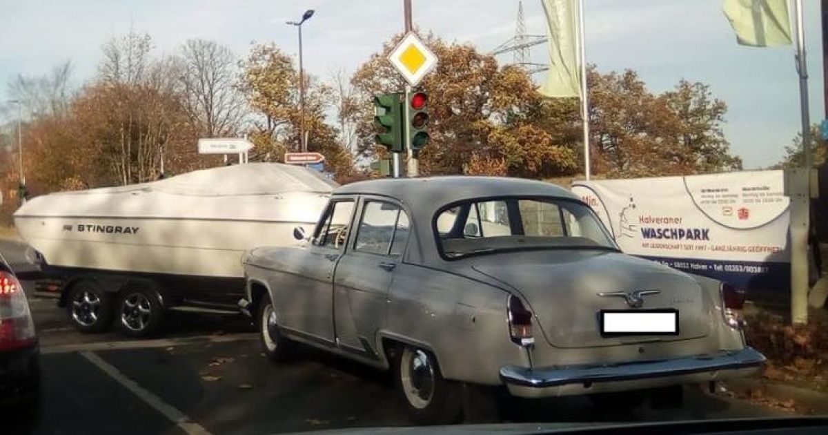 Катер протаранил "Волгу": в Германии случилась одна из самых странных аварий