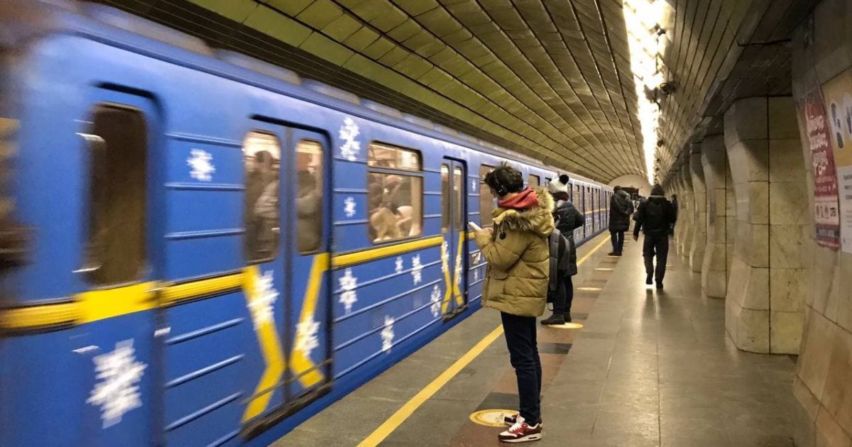 В Киеве закрыли две станции метро и переход между ними из-за звонка о минировании