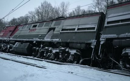В России сошел с рельсов грузовой поезд: последствия напоминают фильм-катастрофу (видео)