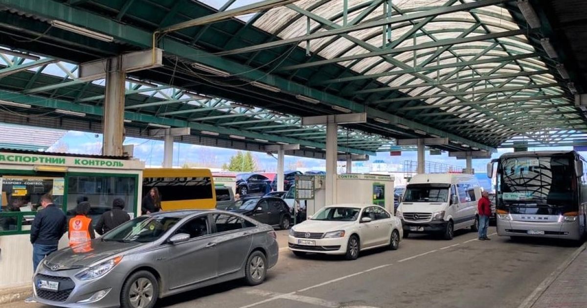 Для в’їзду до Польщі автомобілістам знову треба мати "Зелену картку"