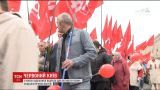 Під червоними прапорами та з піснями у Києві соціалістичні партії провели мітинги
