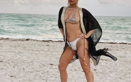 Вульгарно или сексуально: Леди Гага в бикини из камней похвасталась формами 