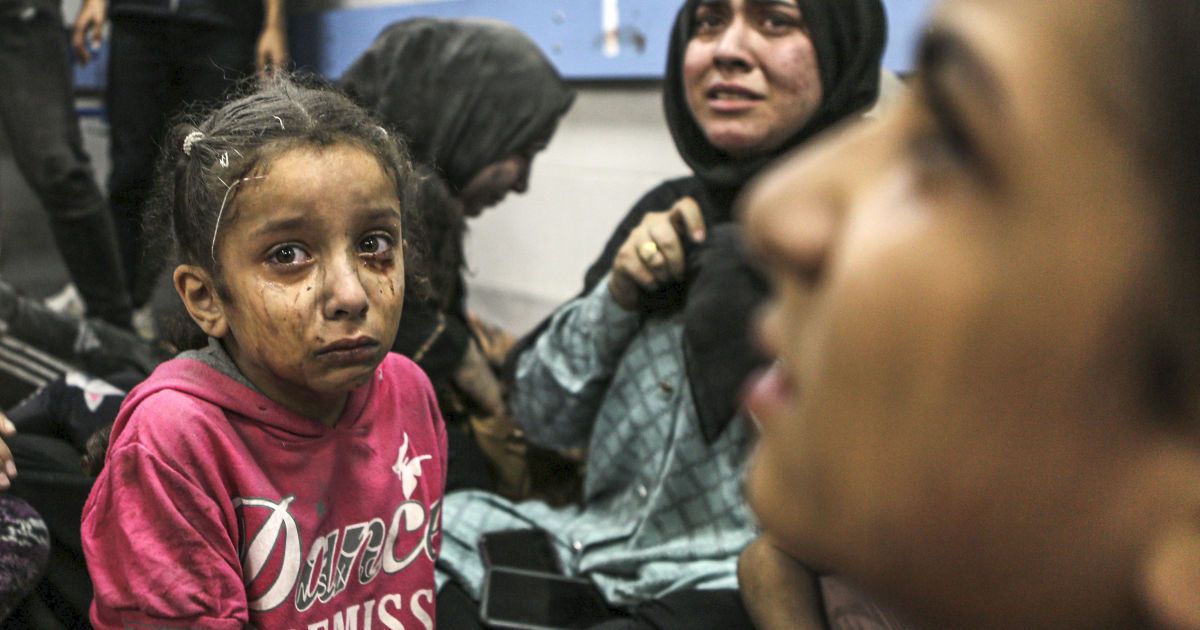 Раненые палестинцы сидят в больнице Аль-Шифа в городе Газа по прибытии из больницы Аль-Ахли после взрыва, 17 октября 2023 года/Associated Press