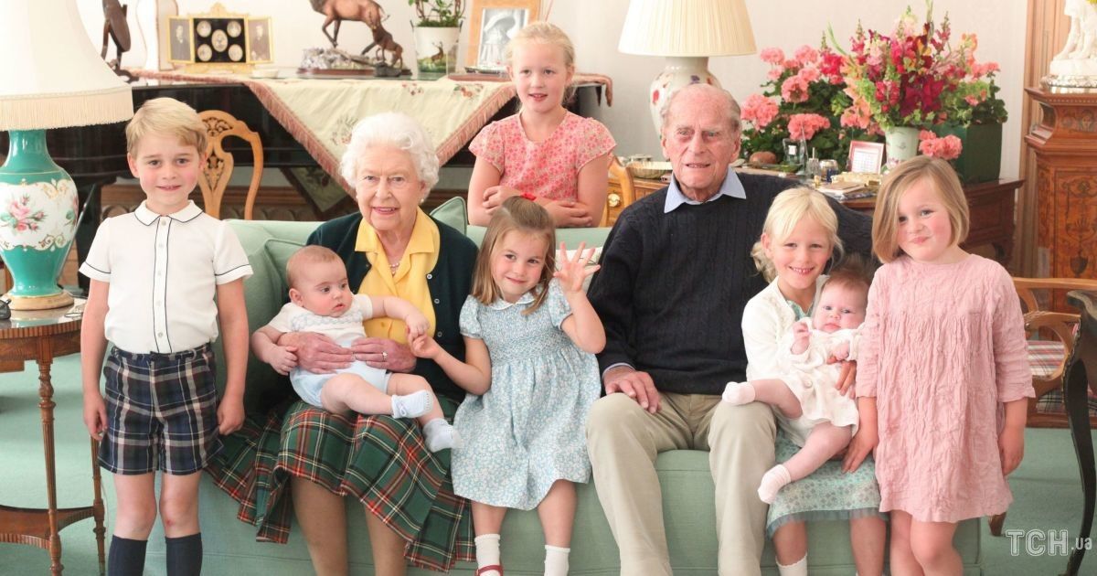 Принц Філіп і королева Єлизавета II зі своїми правнуками
