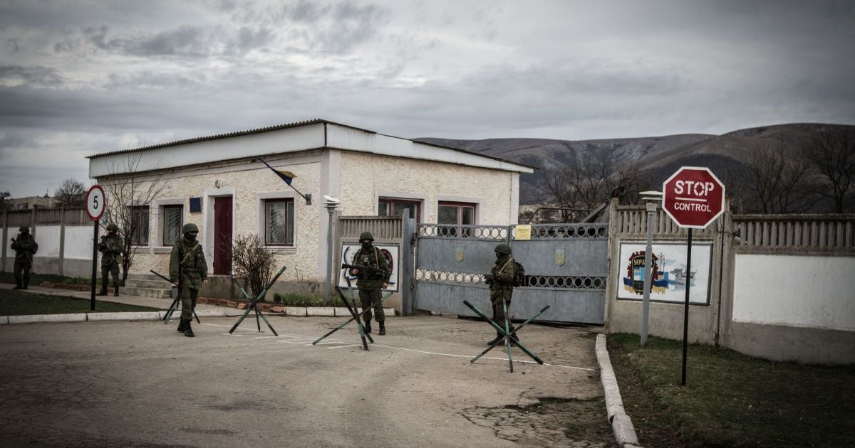 Окупанти в Криму звільняють колишніх українських військових, називаючи їх "зрадниками" - розвідка