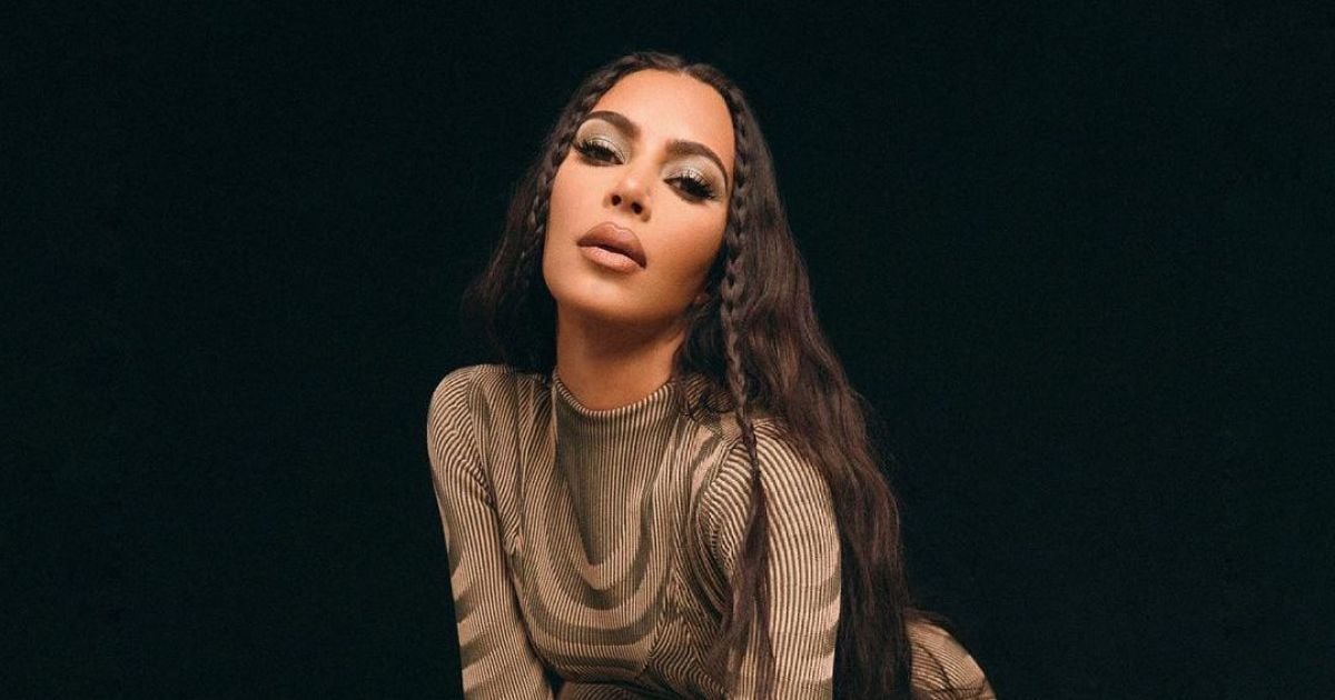 Ненафарбована Кім Кардашян у крихітному бікіні похизувалася схудлою фігурою в басейні