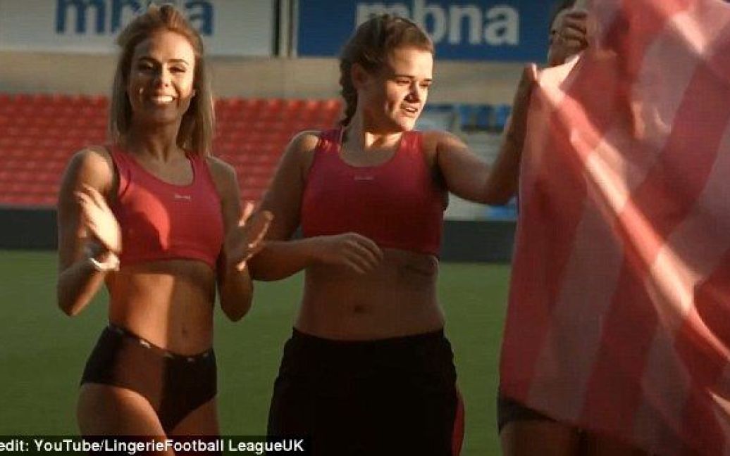 В Манчестері футболістки вирішили, що боротися за права краще в коротеньких шортах. / © Daily Mail