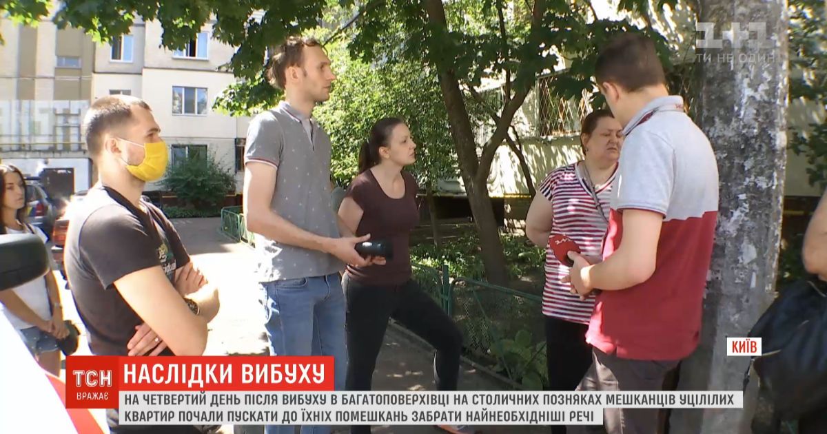 Жителям аварийного подъезда на Позняках разрешили забрать свои вещи необычным способом