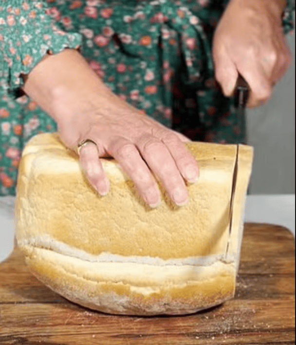 Усі ріжуть хліб неправильно: експерти розкрили простий трюк, який все полегшує