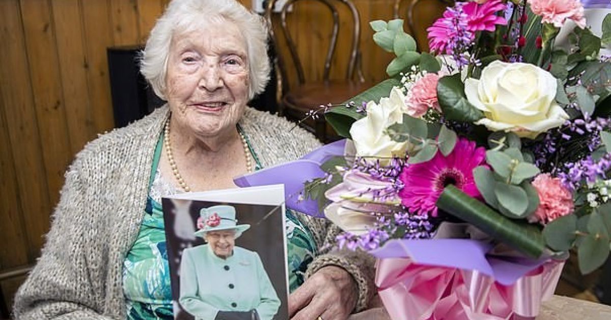 В великобритании 105-летняя женщина отметила юбилей несмотря на карантин и раскрыла секрет долголетия