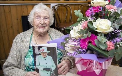 У Великій Британії 105-річна жінка відзначила ювілей попри карантин і розкрила секрет довголіття