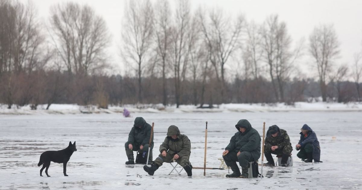 Спасатели сняли четырех рыбаков со льдины посреди Днепра, которая внезапно оторвалась