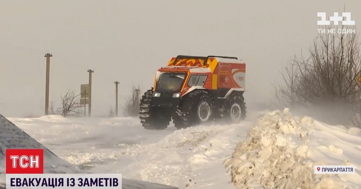 На Прикарпатті заблокованих в переметах водіїв визволяють на снігоболотоходах