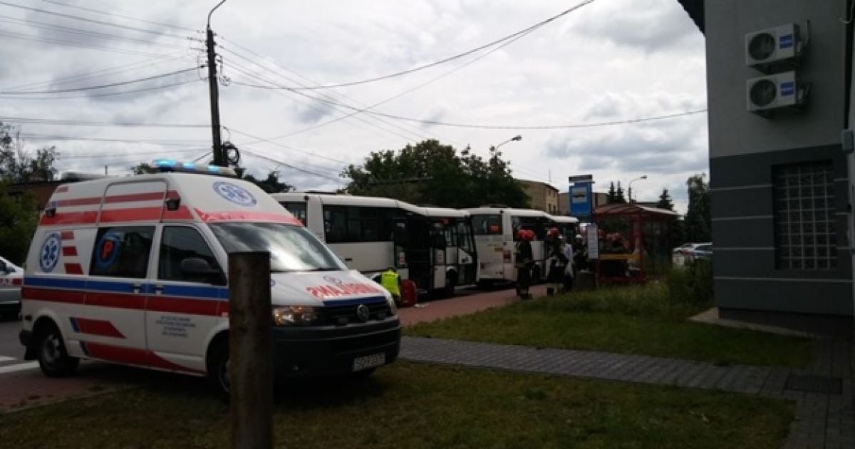 У Польщі через зіткнення пасажирських автобусів перекрили вулицю