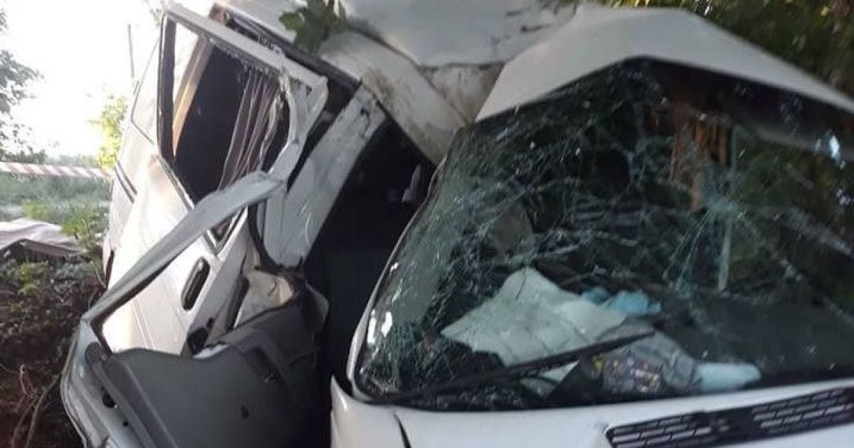 Під Києвом сім’я на мікроавтобусі влетіла у дерево: батько загинув, дітей госпіталізували