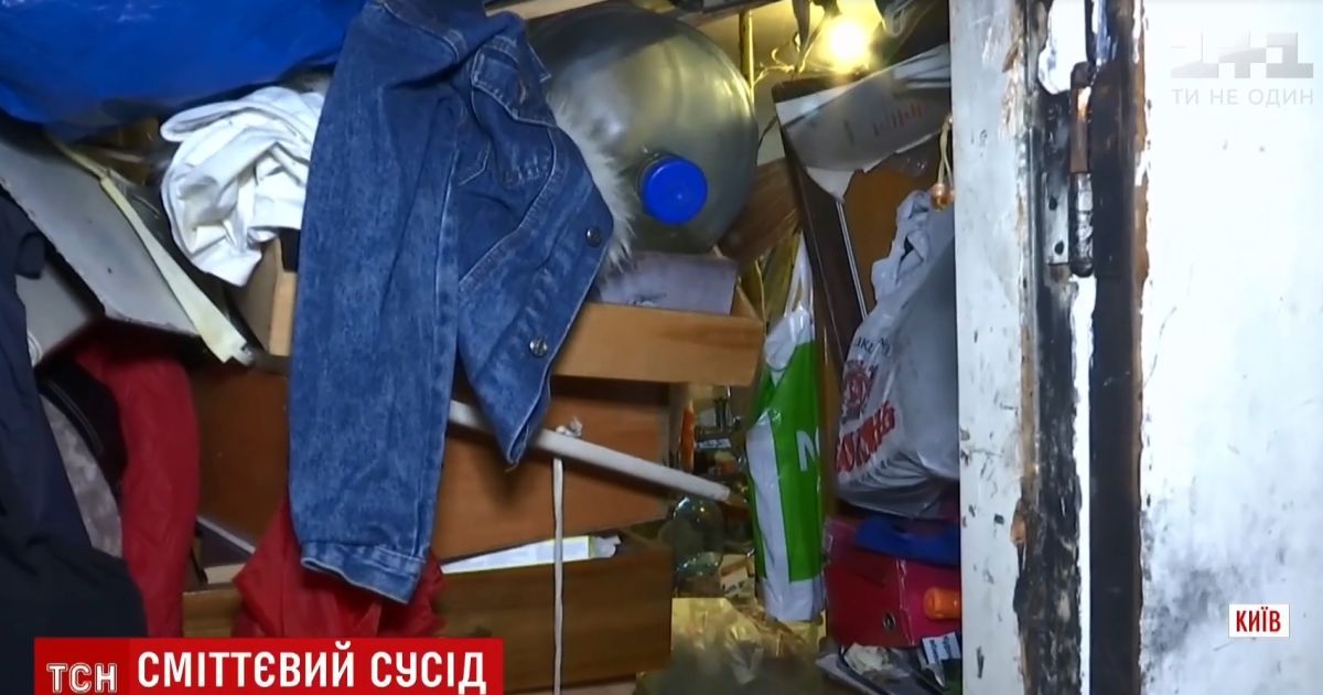 Половина кози та сльози від смороду: київський "Плюшкін" улаштував сміттєзвалище в багатоповерхівці та зник
