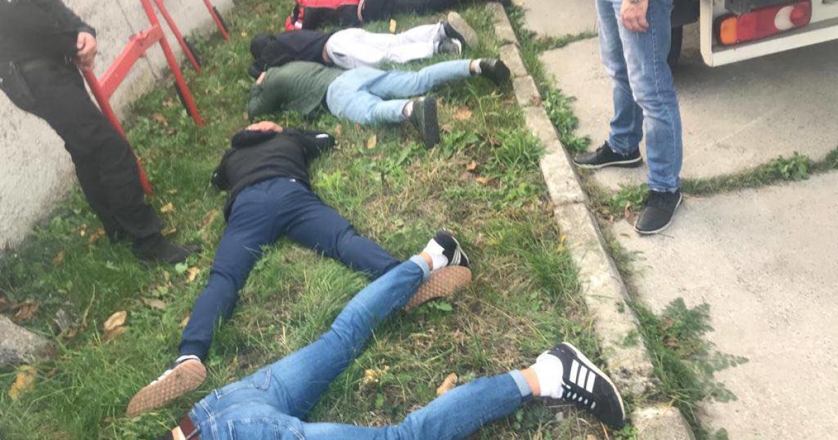 Обличчям на підлогу та СІЗО. На Хмельниччині поліція затримала три десятки тітушок