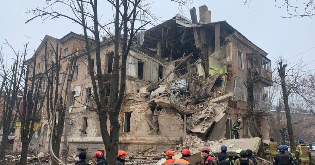Наслідки влучання ракети у житловий будинок в м. Кривий Ріг