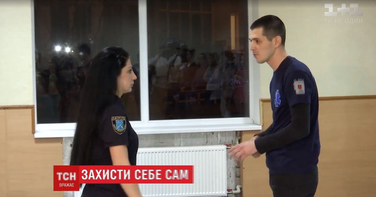 Патрульные копы Днепра устроили популярные курсы самообороны для женщин