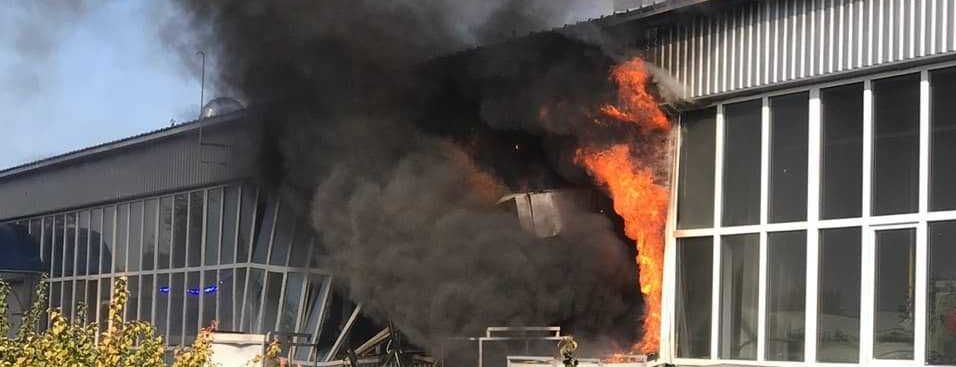 Мгновенный пожар и паническая эвакуация: подробности взрыва на заводе в Сумах