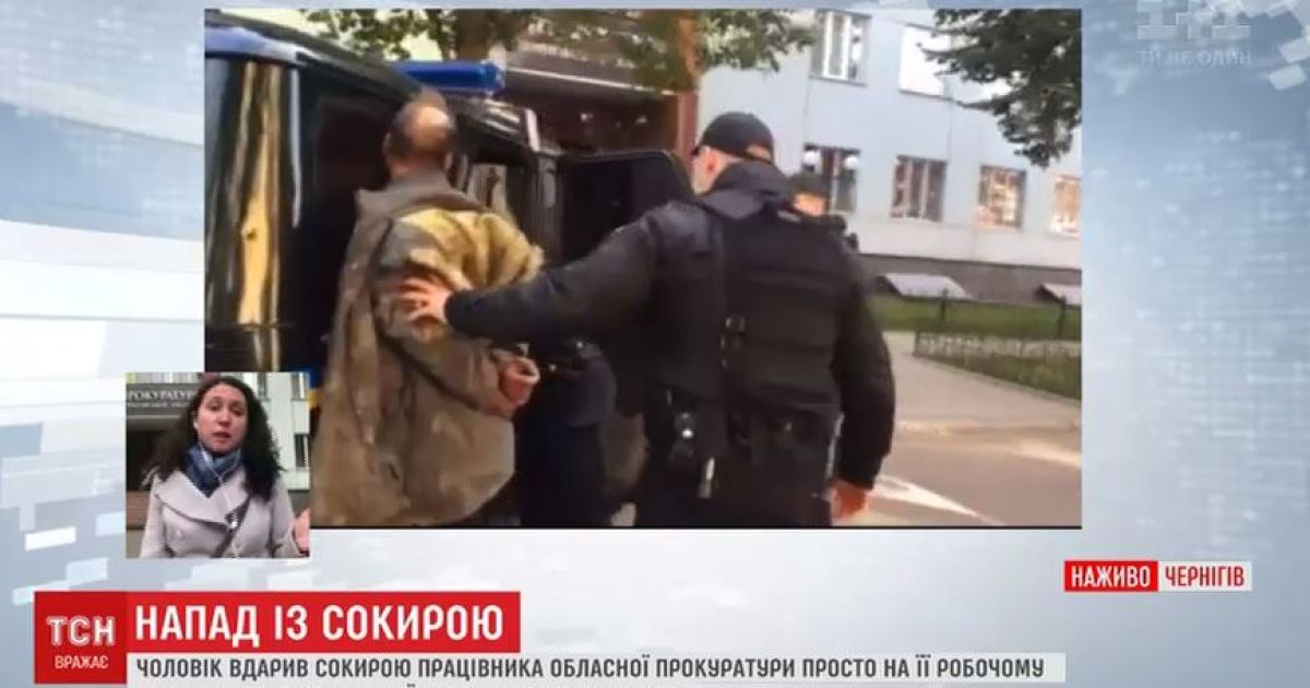 В прокуратуру с топором: отец нападающего считает, что сын шел жаловаться на него