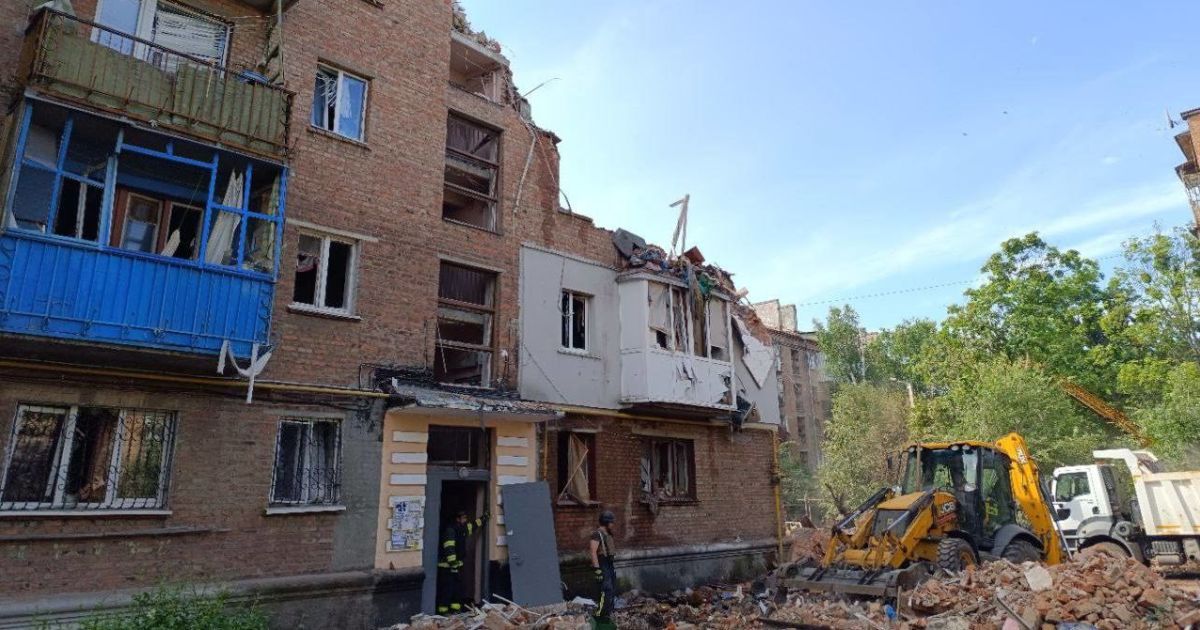 Наслідки ракетного удару по будинку в Харкові 31 травня.