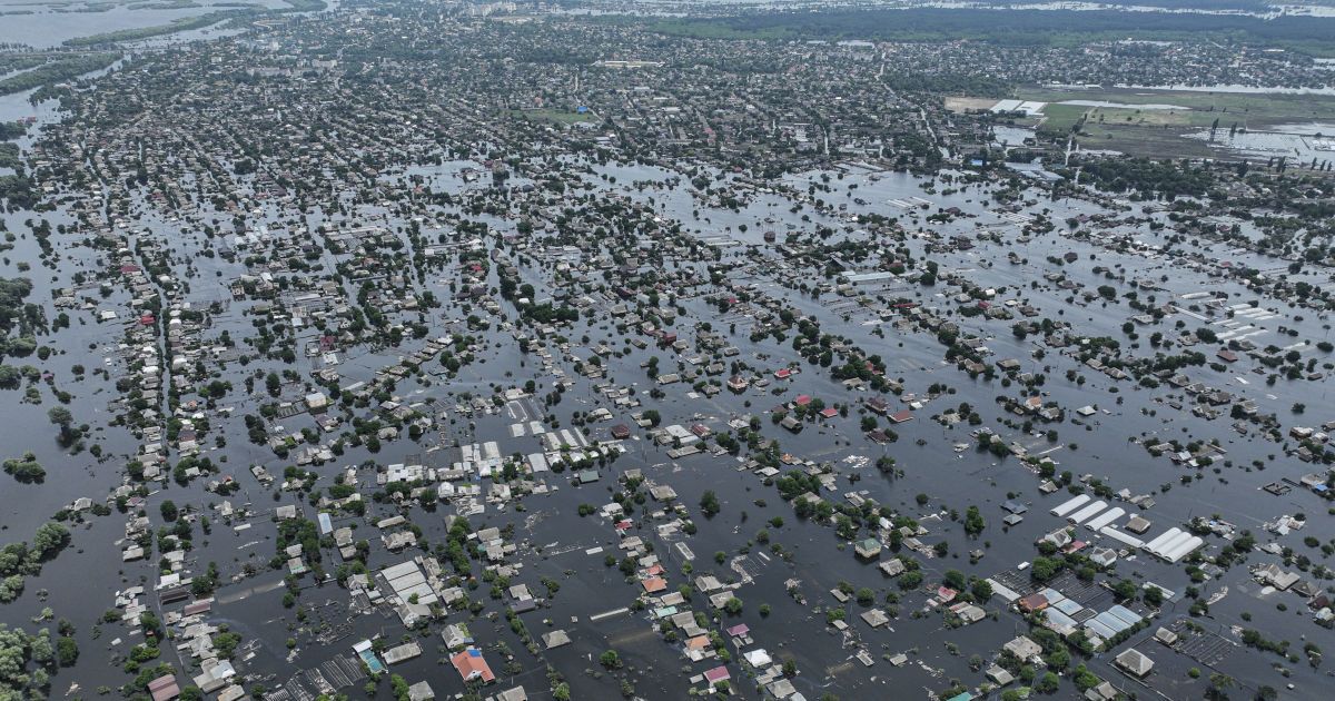 После подрыва ГЭС затопило два берега