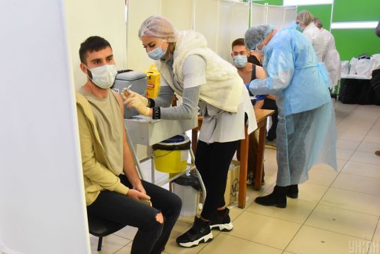 Лікарка пояснила, чому навіть перехворілим на Covid-19 людям потрібно обов'язково вакцинуватися