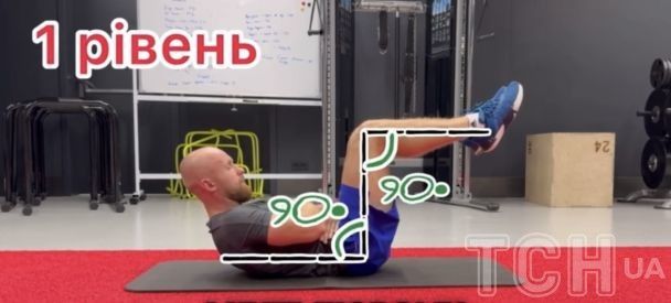 Мандзяк Виктор выполняет упражнение для мышц живота_Уровень 1