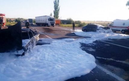 У Миколаєві після зіткнення спалахнули дві автівки: водій згорів заживо