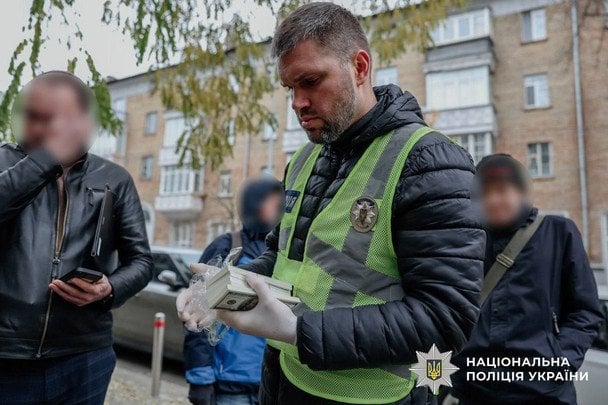 У Києві затримали «родича Єрмака», який за 100 тисяч доларів обіцяв роботу в ОП. / © Національна поліція України