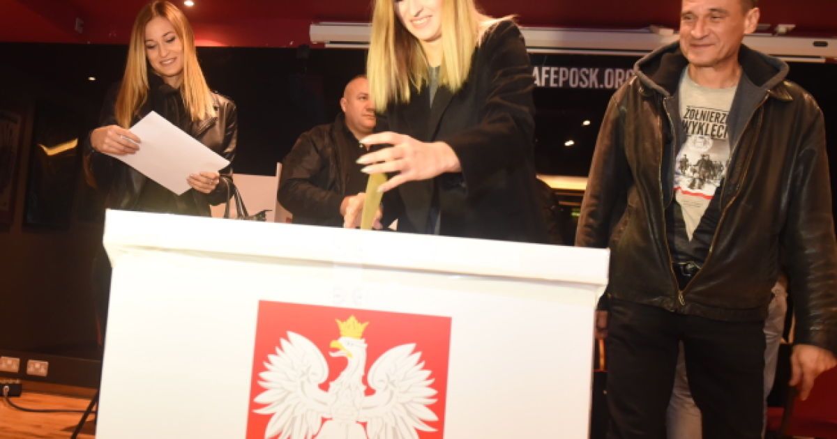 Одіозний Кукіз проголосував із доньками у Лондоні / © Радіо Польща