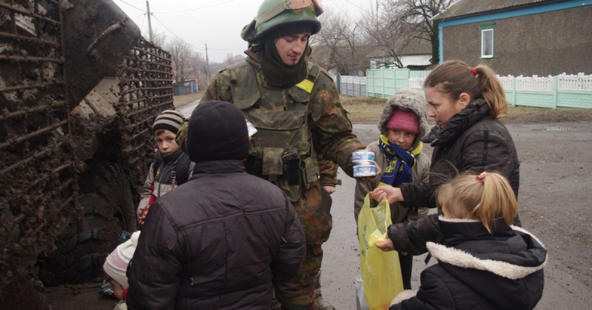 Дізнавшись про скрутне становище місцевих мешканців бійці привезли продукти / © mil.gov.ua