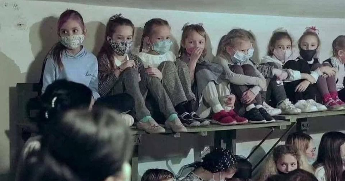 "Подивіться, що ви коїте": у Мережі показали фото дітей, які в укритті рятуються від російських ракет