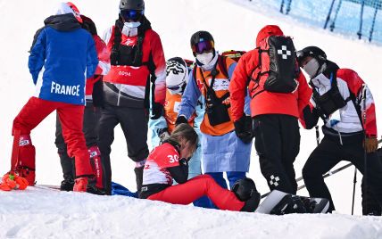 Двох сноубордисток забрали на ношах просто з траси після жахливих падінь на ОІ-2022 (фото, відео)